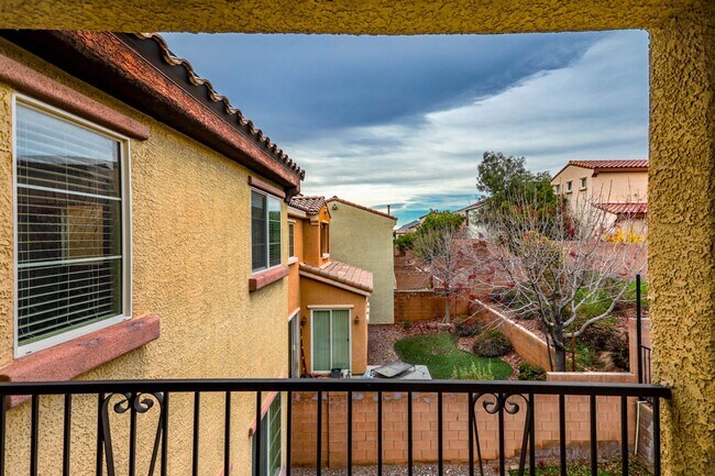 Building Photo - 3 Story Home With Large Loft IN Providence