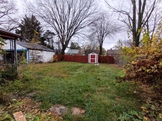 Building Photo - 3 bedroom 1 bathroom on the Westside NOW A...