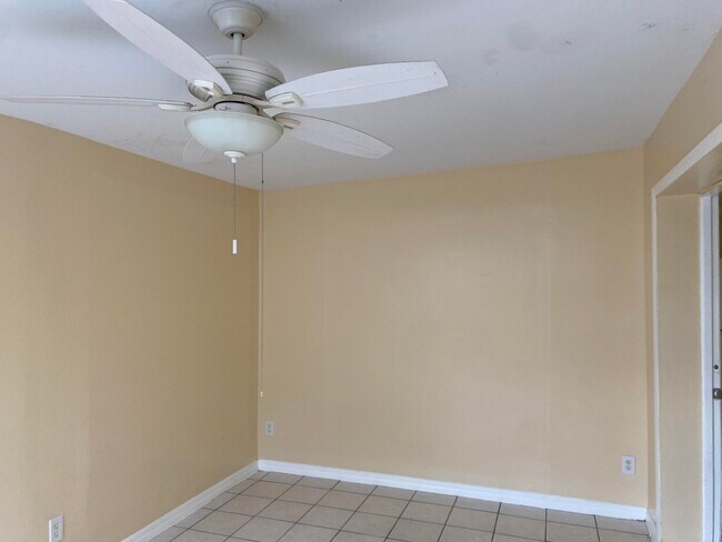 Building Photo - 2320 Sunrise Dr