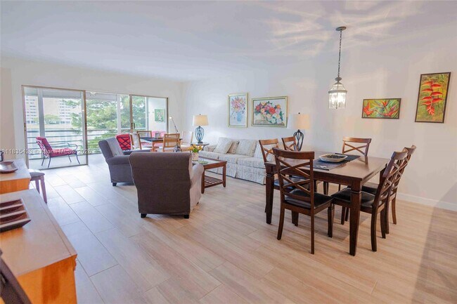 Building Photo - 2751 N Palm Aire Dr