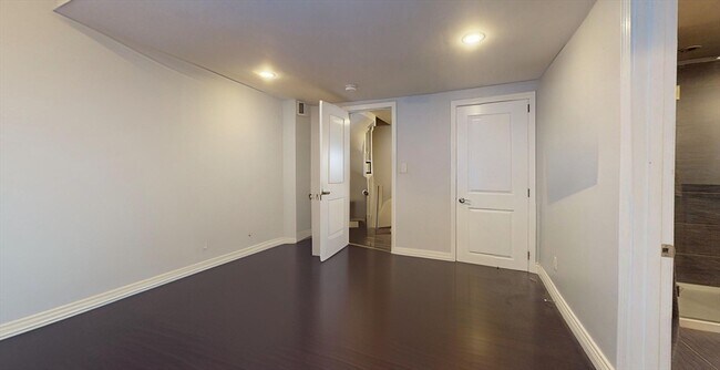 Building Photo - 215 Bolton St