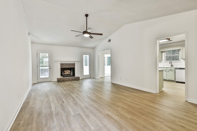 Building Photo - 204 Ruskin Rd