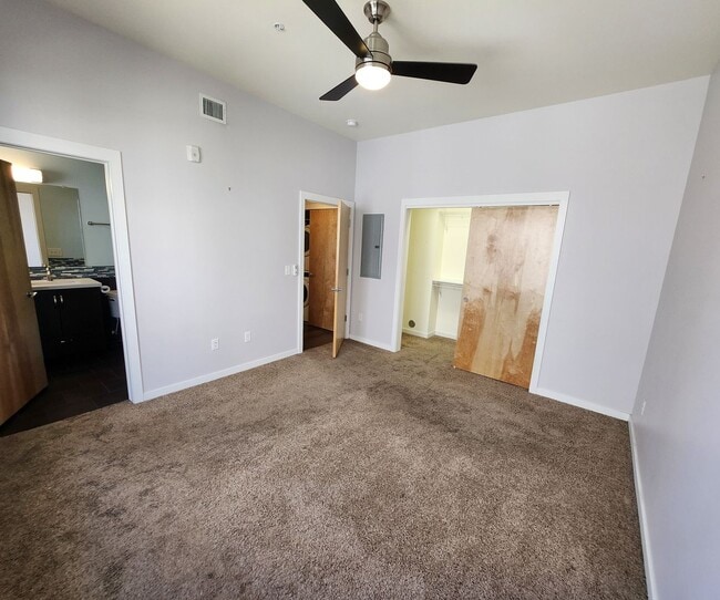 Building Photo - Modern 2 Bed/2 Bath Condo in Vibrant Fort ...
