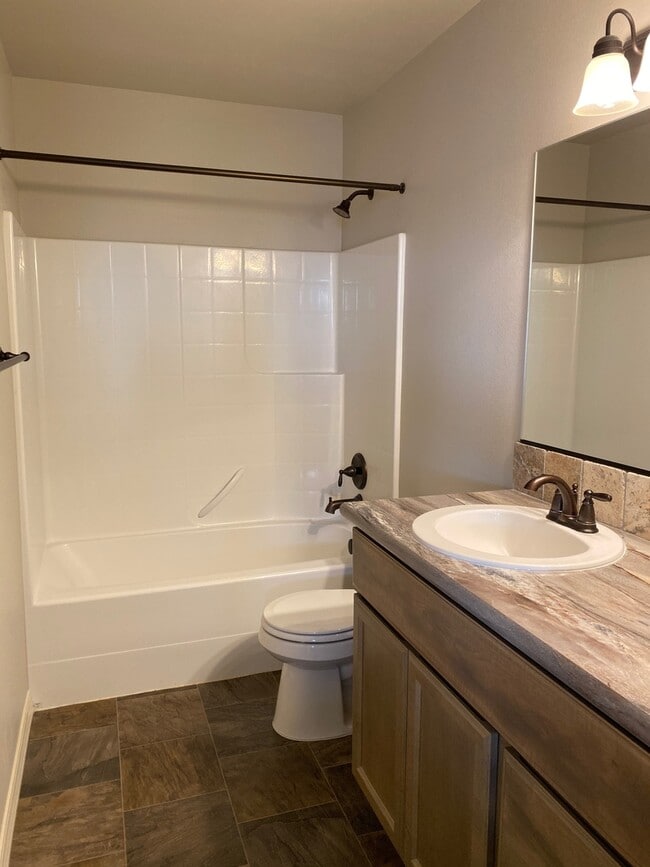 Building Photo - Four Bedroom Three Bath in Southridge!