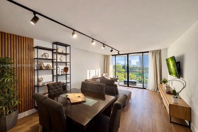 Building Photo - 3401 N Country Club Dr