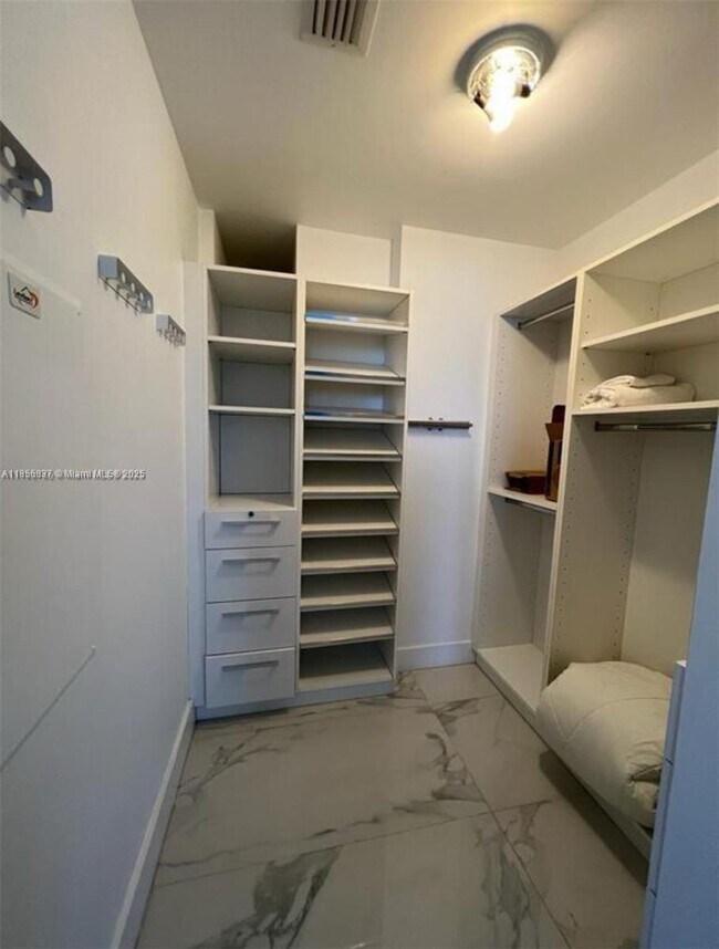 Building Photo - 15811 Collins Ave