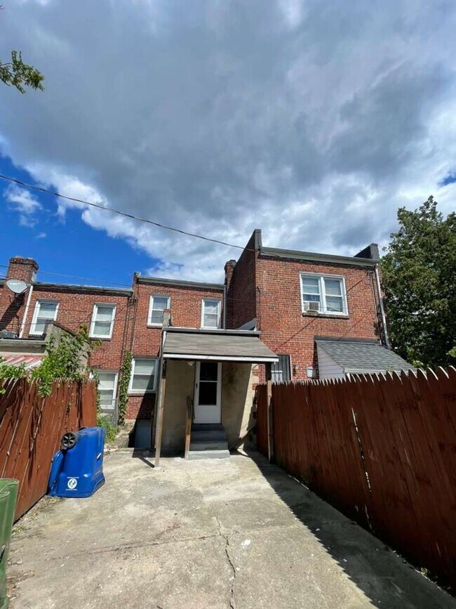 Building Photo - 1502 N Kenwood Ave
