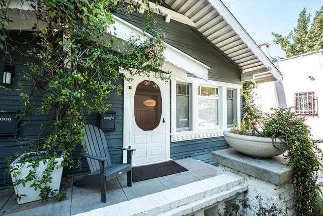 Building Photo - Recenty Updated 1916 California Bungalow f...