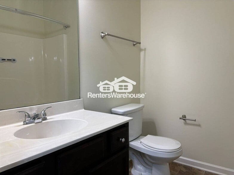 Building Photo - 570 Oakside Pl