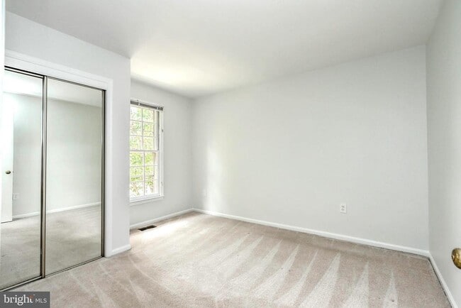 Building Photo - 2406 S Walter Reed Dr