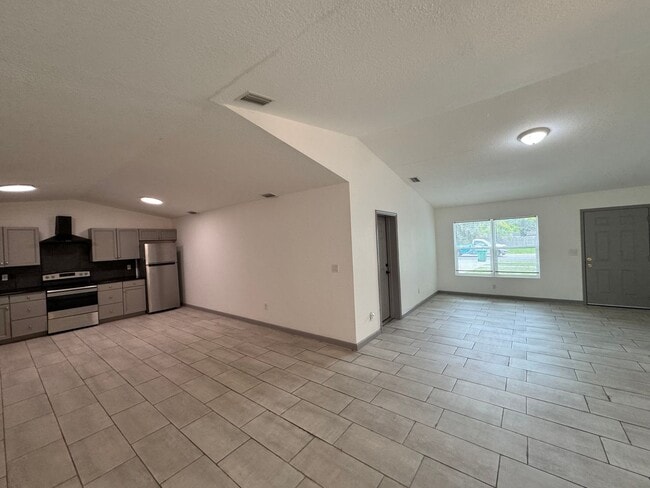 Building Photo - Beautiful 3 Bedroom, 2 Bathroom Home in De...