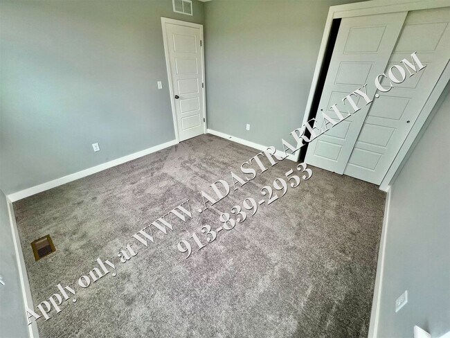 Building Photo - Beautiful Like New 4 Bed 4 Bath Home in Overland Park-Available NOW!!