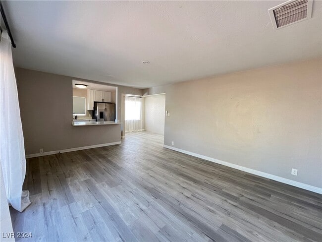 Primary Photo - 1036 E Hassett Ave