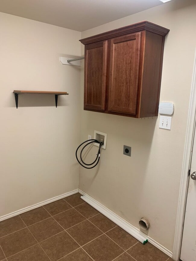 Building Photo - Available NOW! 3 Bedroom 2 bath 2 car garage in Fox Ridge!