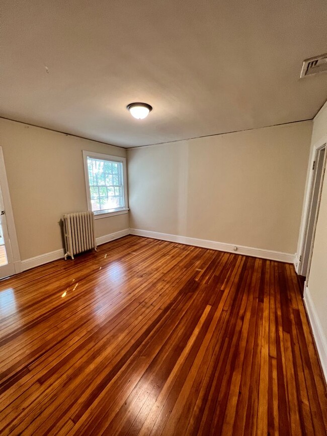 Building Photo - Renovated 4 Bedroom Townhouse! Off Street ...