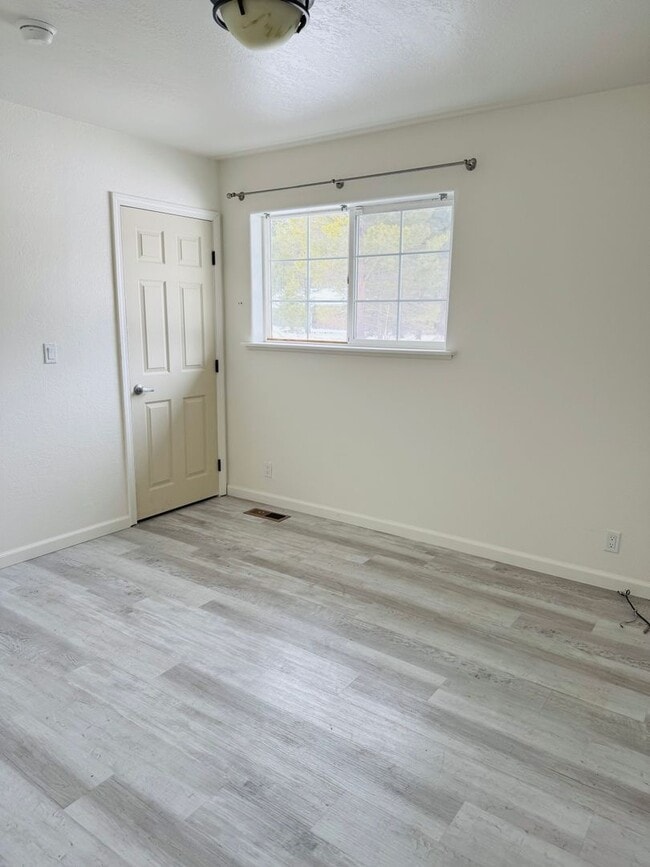 Building Photo - 2 bedroom 2 bath cabin close to hiking and biking trails