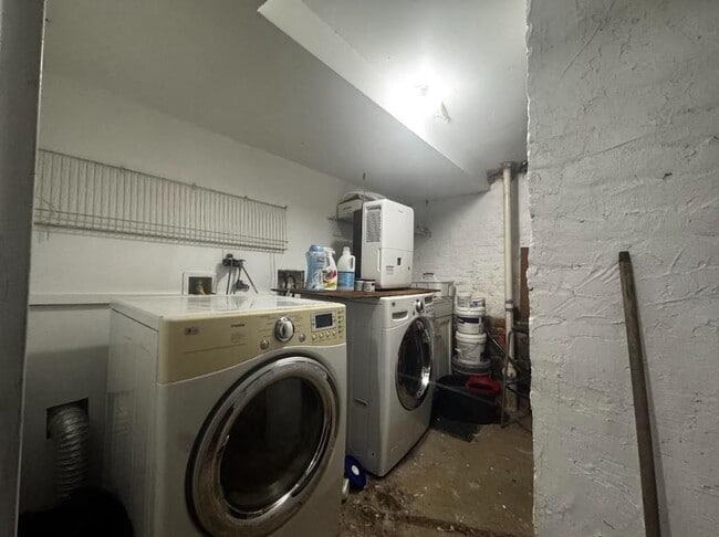 Building Photo - 45A Van Reypen St