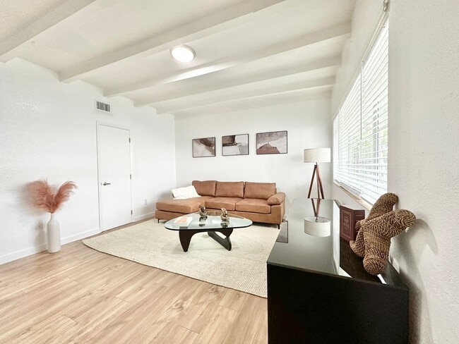 Building Photo - LARGE 1 BEDROOM FULLY FURNISHED IN WATERFR...