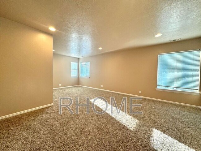 Building Photo - 723 Sandy Point Dr