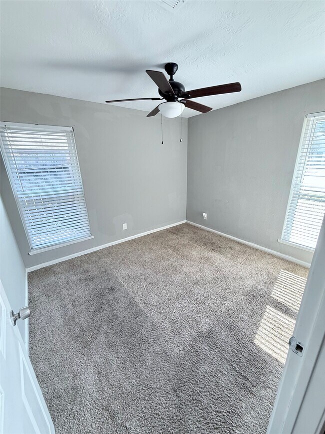 Building Photo - 15914 Mill Hollow Dr