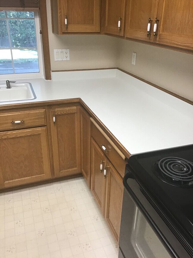 Building Photo - Quiet Peaceful 3 bedroom 2 bath Single Level home located in Central Point