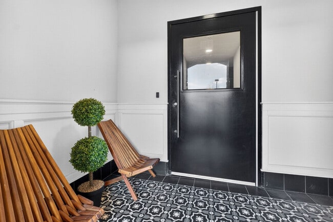 Building Photo - 1424 N Park Pl