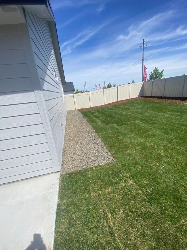 Building Photo - 3 Bedroom and 2 bath located in a vibrant,...