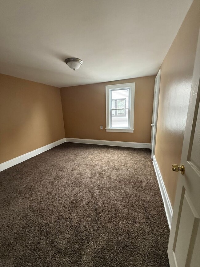 Building Photo - Lee/Harvard single home Water/Sewer included