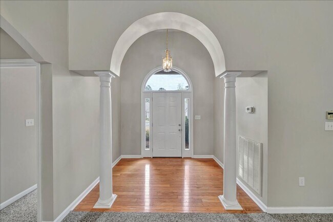 Building Photo - Country Club Living