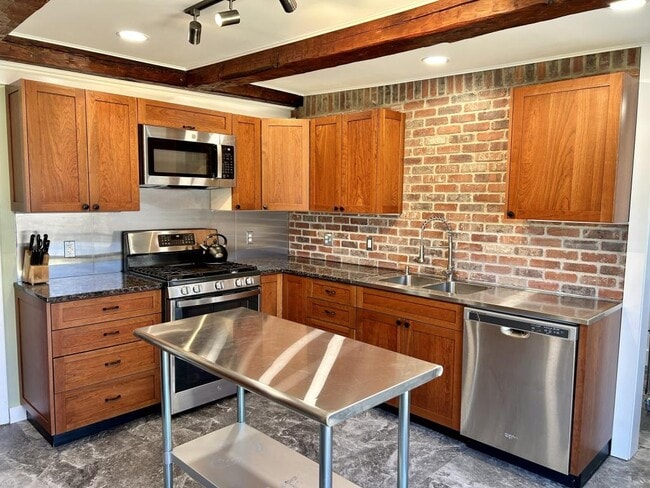 Building Photo - 337 ME-133