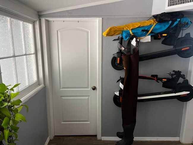 Building Photo - 1533 Hough St