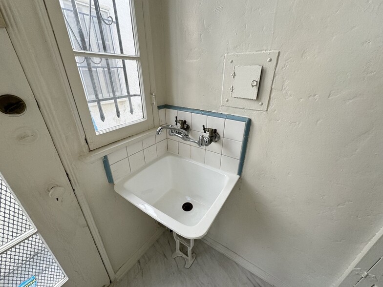 Building Photo - 422 S Detroit St