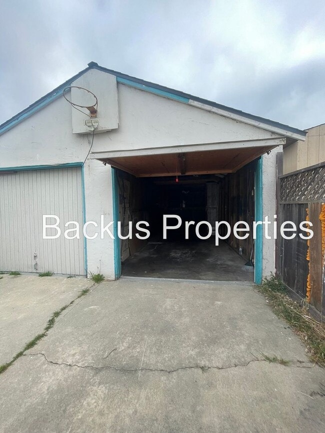 Building Photo - Wonderful duplex unit in North Salinas