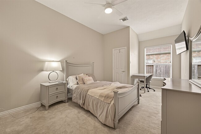 Building Photo - 171 E Lansdowne Cir