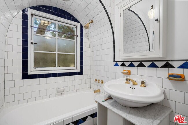 Building Photo - 2223 Cloverfield Blvd