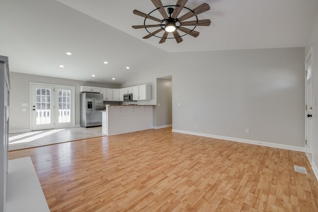 Building Photo - Nicely updated and well-maintained 3 bedro...