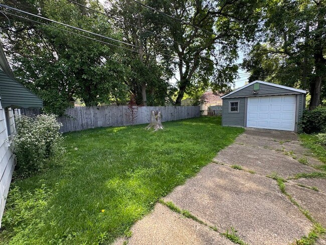 Building Photo - 2 bed 1 bath Ferndale ranch on a quiet, tree-lined street.