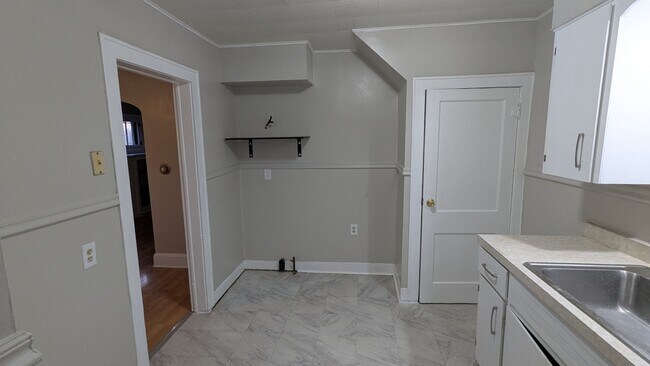 Building Photo - Charming 3-bedroom, 1.5-bathroom home located in the heart of Akron