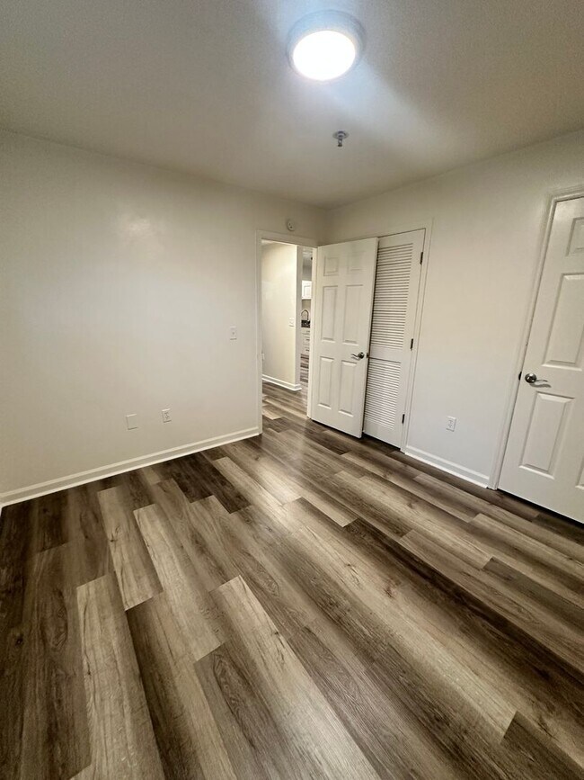 Building Photo - 1 Bedroom Available Collegiate Court  (SUB...