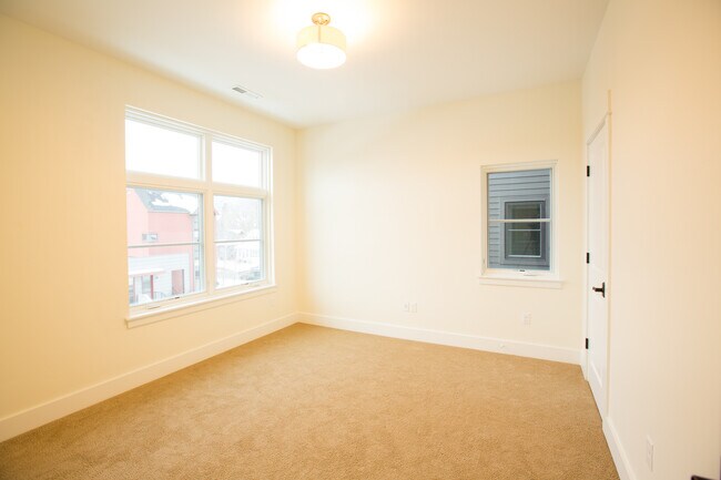 Building Photo - 18 E Beall St