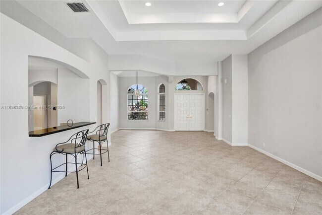 Building Photo - 2553 Jardin Manor