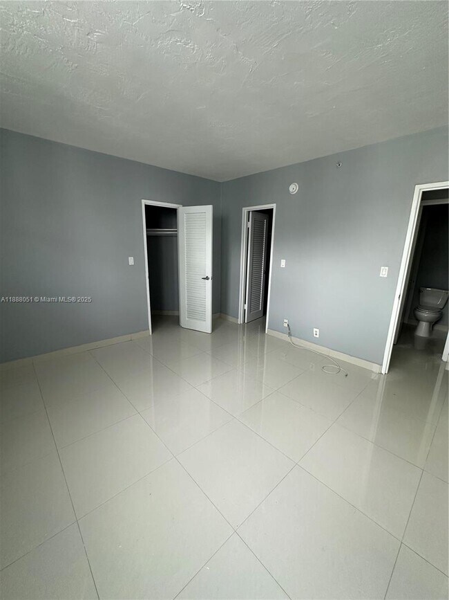 Building Photo - 3001 S Ocean Dr