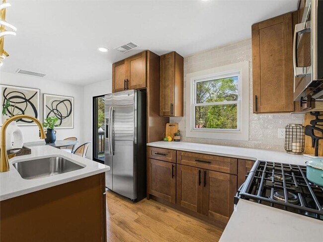 Building Photo - 960 Pine Forest Dr SW