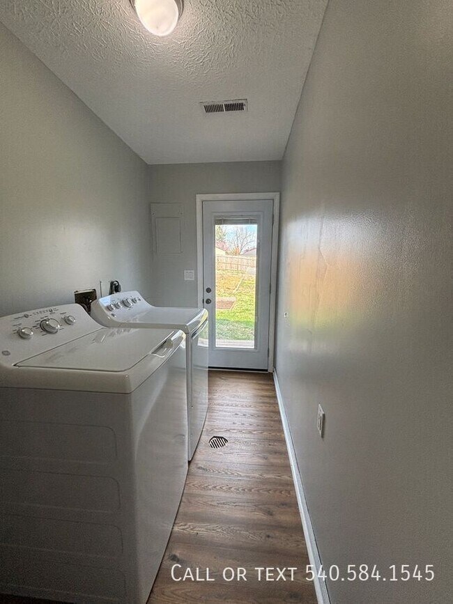 Building Photo - 3615 Ellen Dr