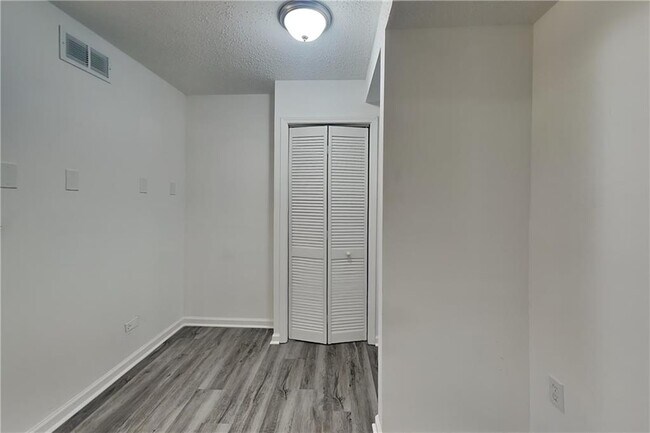 Building Photo - 32 Camden Woods Pl
