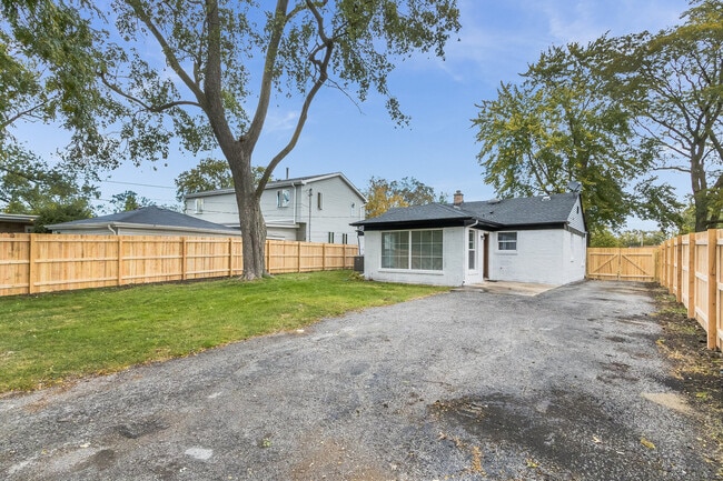 Building Photo - 2055 Magnolia Rd