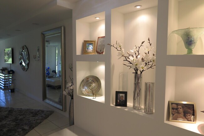 Building Photo - 7875 La Mirada Dr