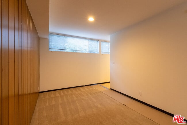 Building Photo - 833 Moraga Dr