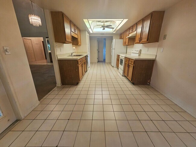 Building Photo - 3/2/2 Annual Rental available with lawn care included!!