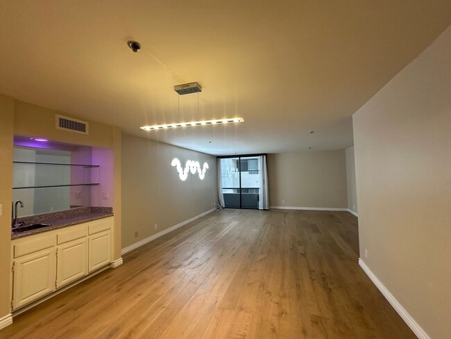 Building Photo - Extensively remodeled huge 1 bedroom/1.25 ...